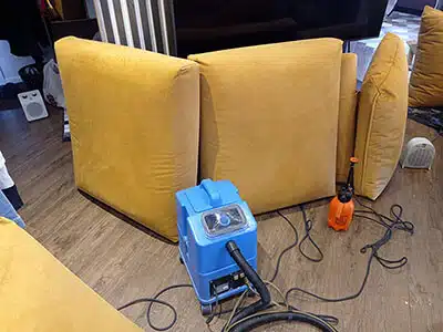 Чистка большого углового дивана с подушками