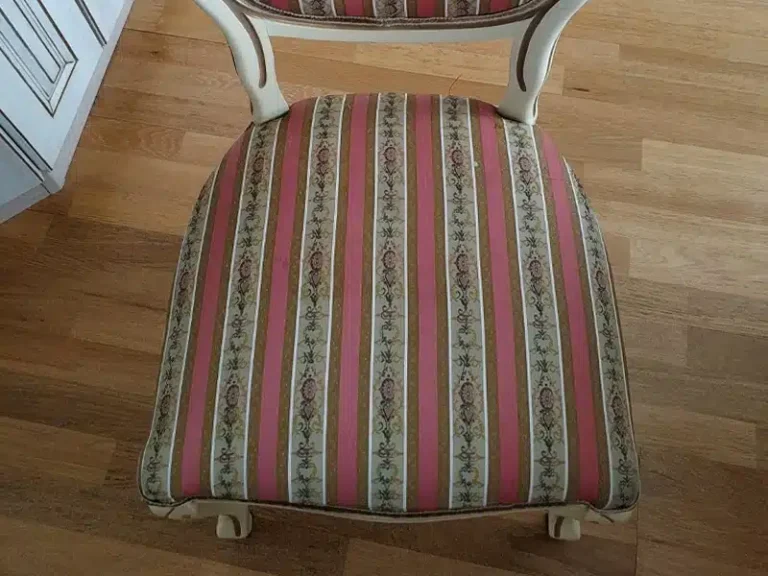 Чистка обеденных стульев