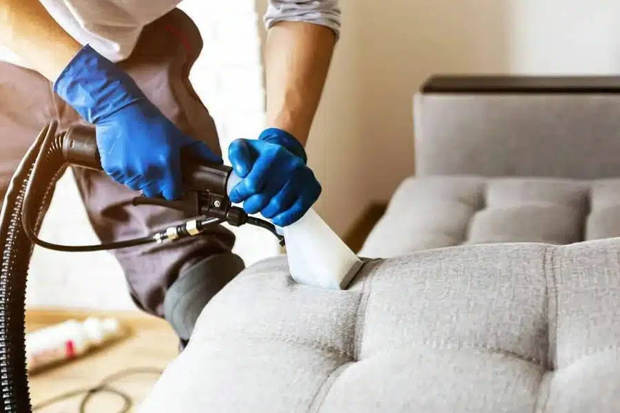 Химчистка диванов оборудованием